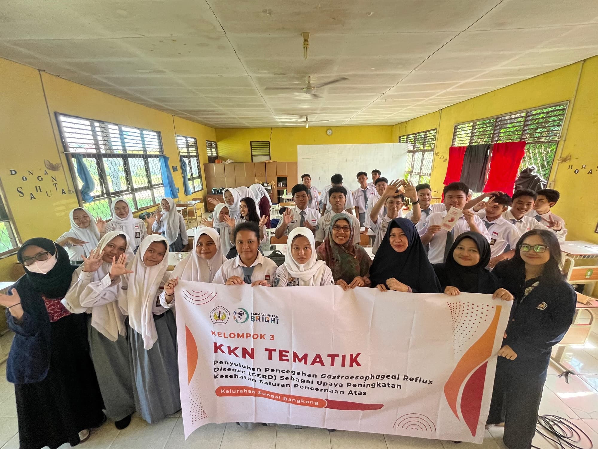 Kolaborasi Edukatif Mahasiswa KKN Farmasi FK UNTAN: Sosialisasi GERD untuk Pelajar SMA dan Inovasi Puding Jahe Bersama Ibu PKK di Kelurahan Sungai Bangkong
