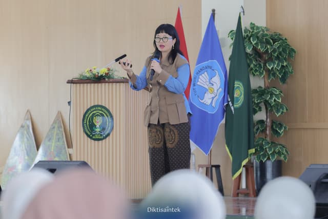 Wamendiktisaintek mengisi Kuliah Umum di IKIP Siliwangi
