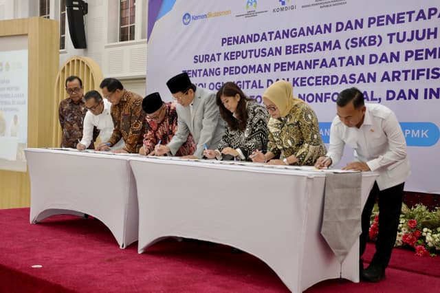 Mendiktisaintek Hadiri Penandatanganan dan Penetapan Surat Keputusan Bersama (SKB) 7 Menteri tentang pedoman dan pembelajaran teknologi digital dan AI