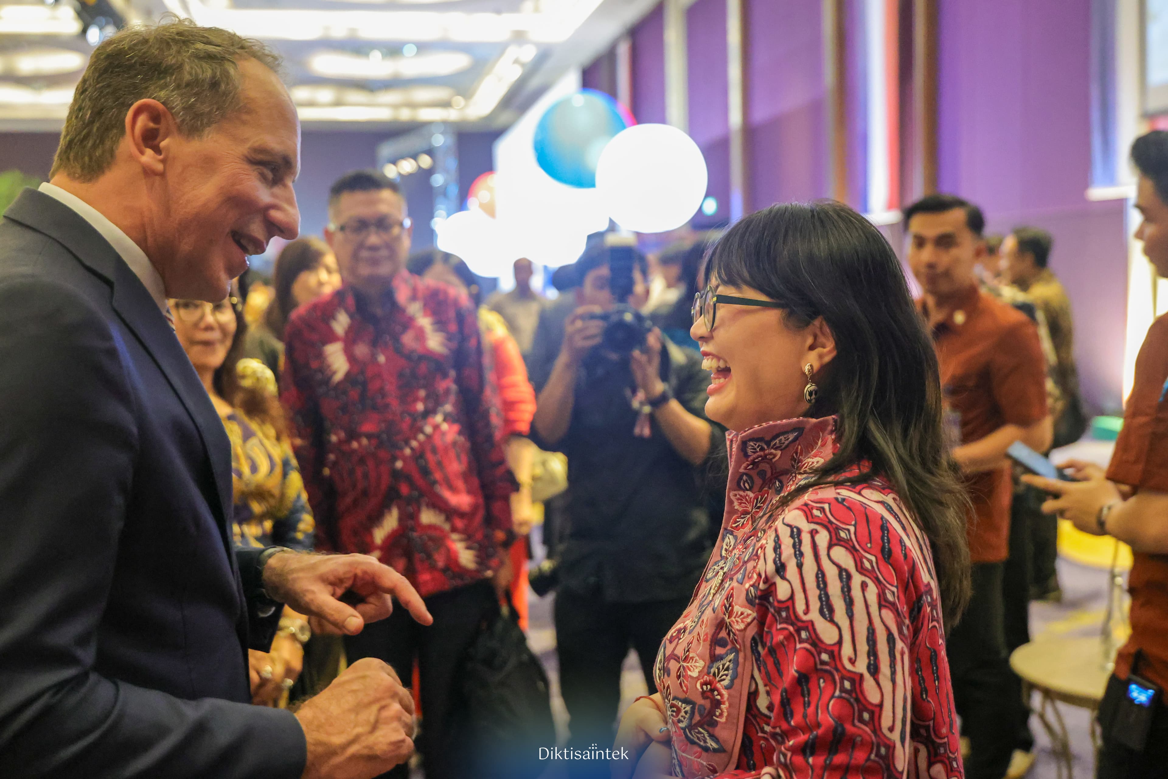 Wamendiktisaintek Stella Christie dan Plt. Sekretaris Jenderal Kemdikdiktisaintek Badri Munir Sukoco menghadiri Hari Perayaan Prancis