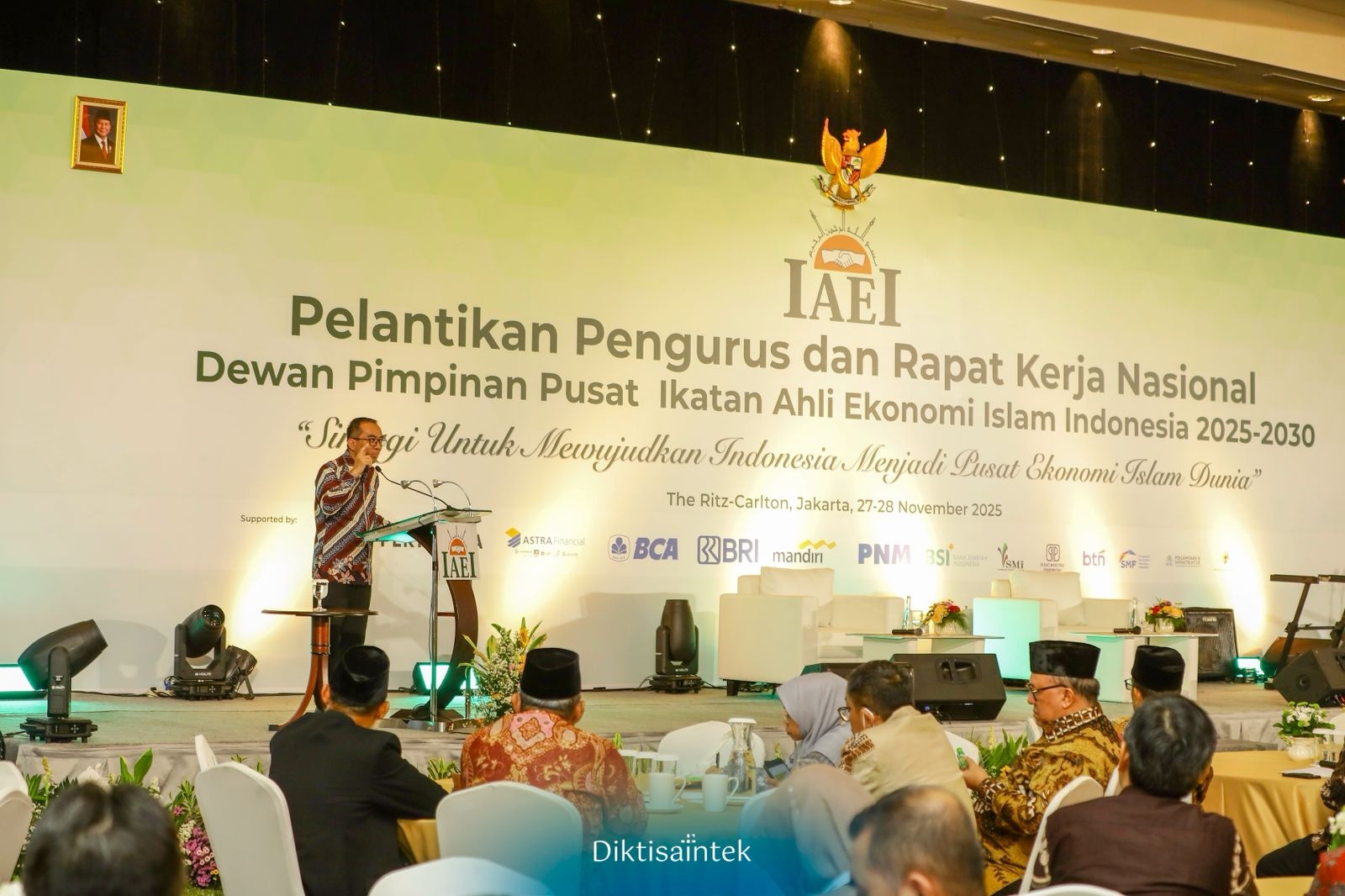 Mendiktisaintek Tekankan Pentingnya SDM Ekonomi Islam Unggul dan Sinergi Kampus–Industri pada Pelantikan Pengurus IAEI 2025–2030