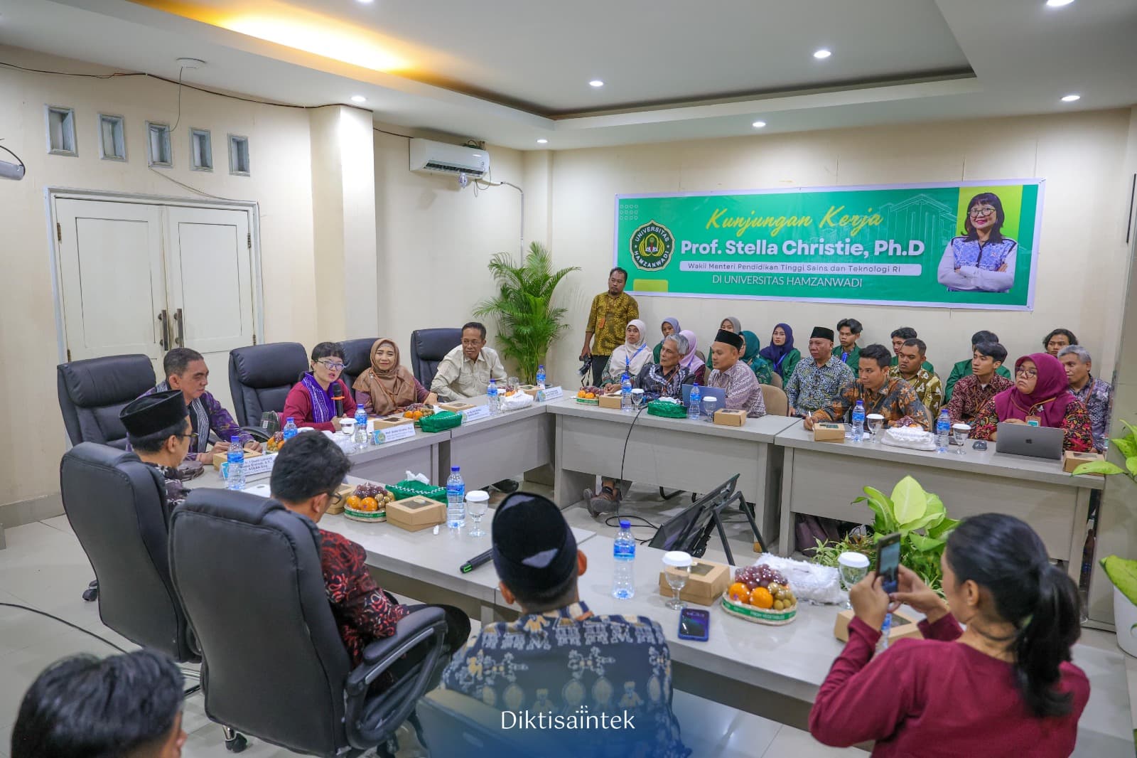 Wamendiktisaintek Dorong Penguatan SDM dan Riset Perguruan Tinggi di Lombok Timur
