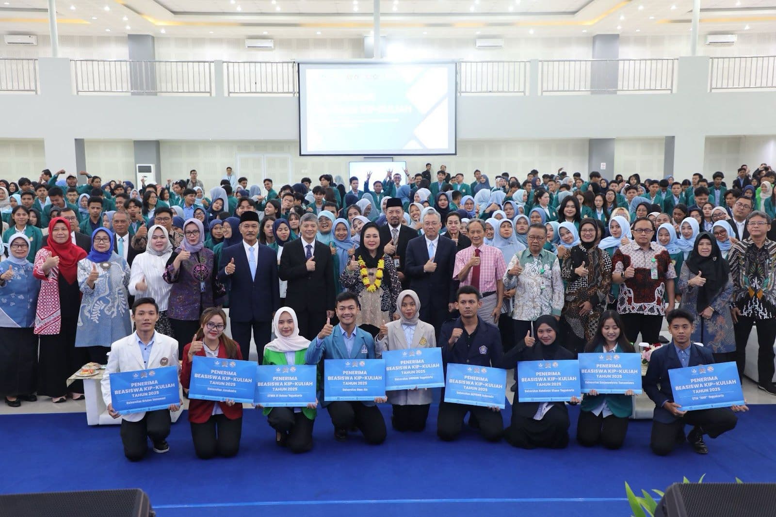 Kemdiktisaintek Serahkan KIP Kuliah ke Ratusan Mahasiswa di Yogyakarta