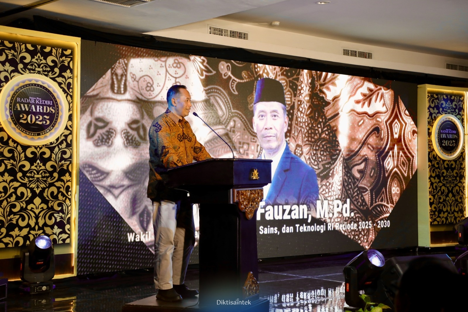 Wamen Fauzan Raih Jawa Pos Radar Kediri Awards 2025: Tegaskan Pendidikan sebagai Fondasi Pembangunan Berkelanjutan
