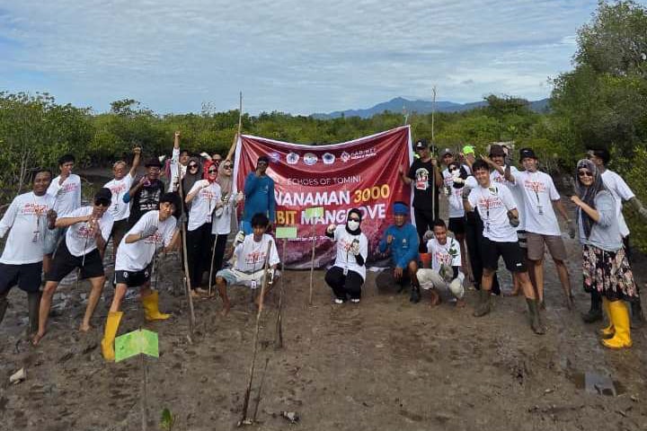 Lestarikan kawasan Mangrove Torosiaje, Mahasiswa UNG Tanam 3.000 Bibit Mangrove