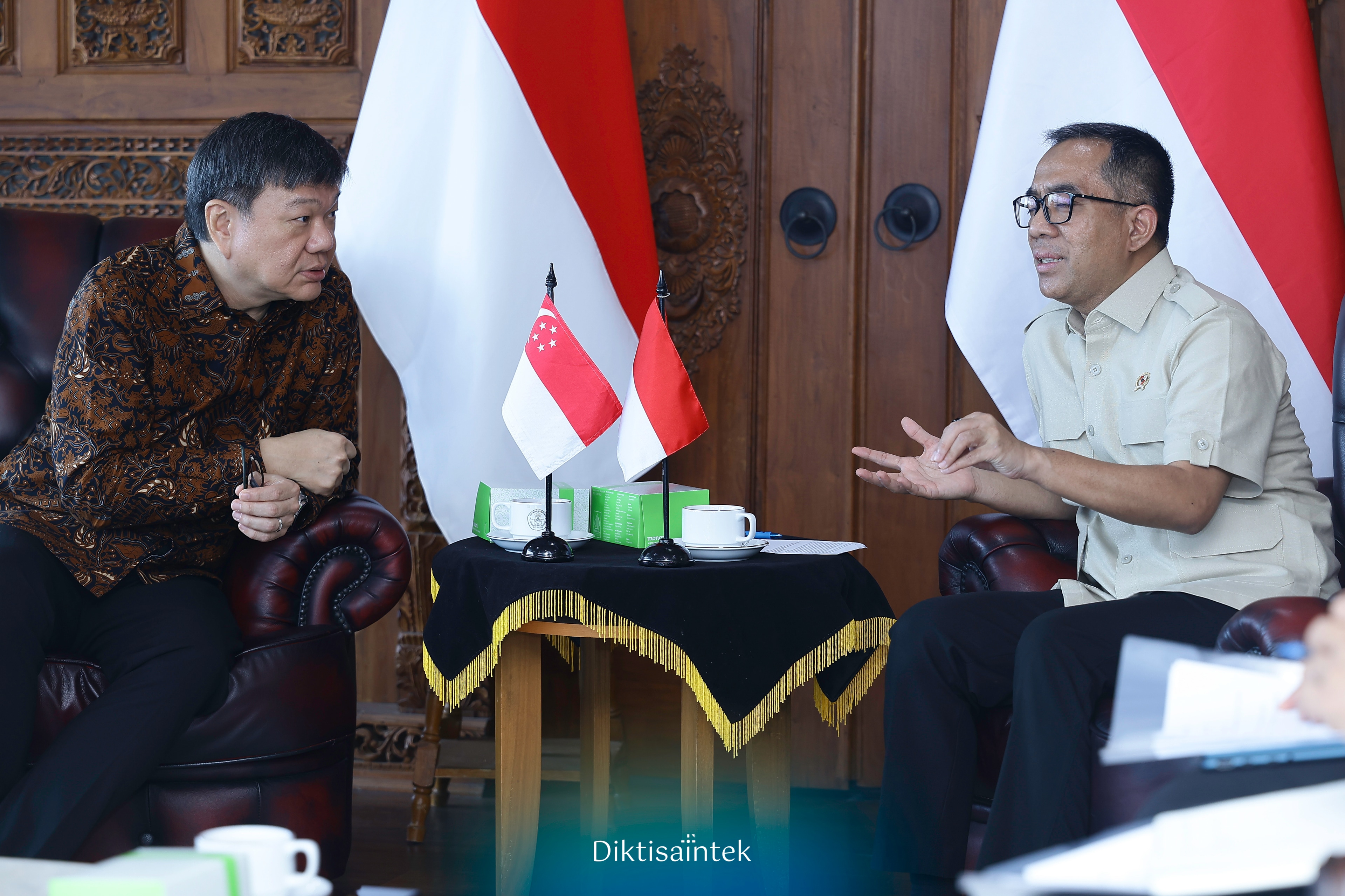 Perkuat Kolaborasi Pendidikan dan Riset, Mendiktisaintek Terima Duta Besar Singapura untuk Indonesia