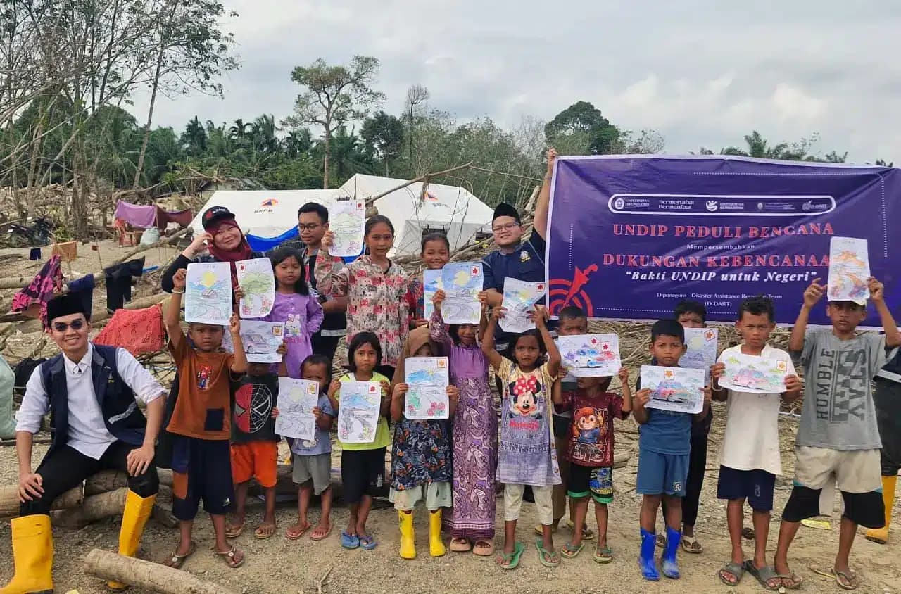 Tim Relawan UNDIP Lakukan Colouring Therapy dan Perpustakaan Mini Keliling Bagi Penyintas Bencana
