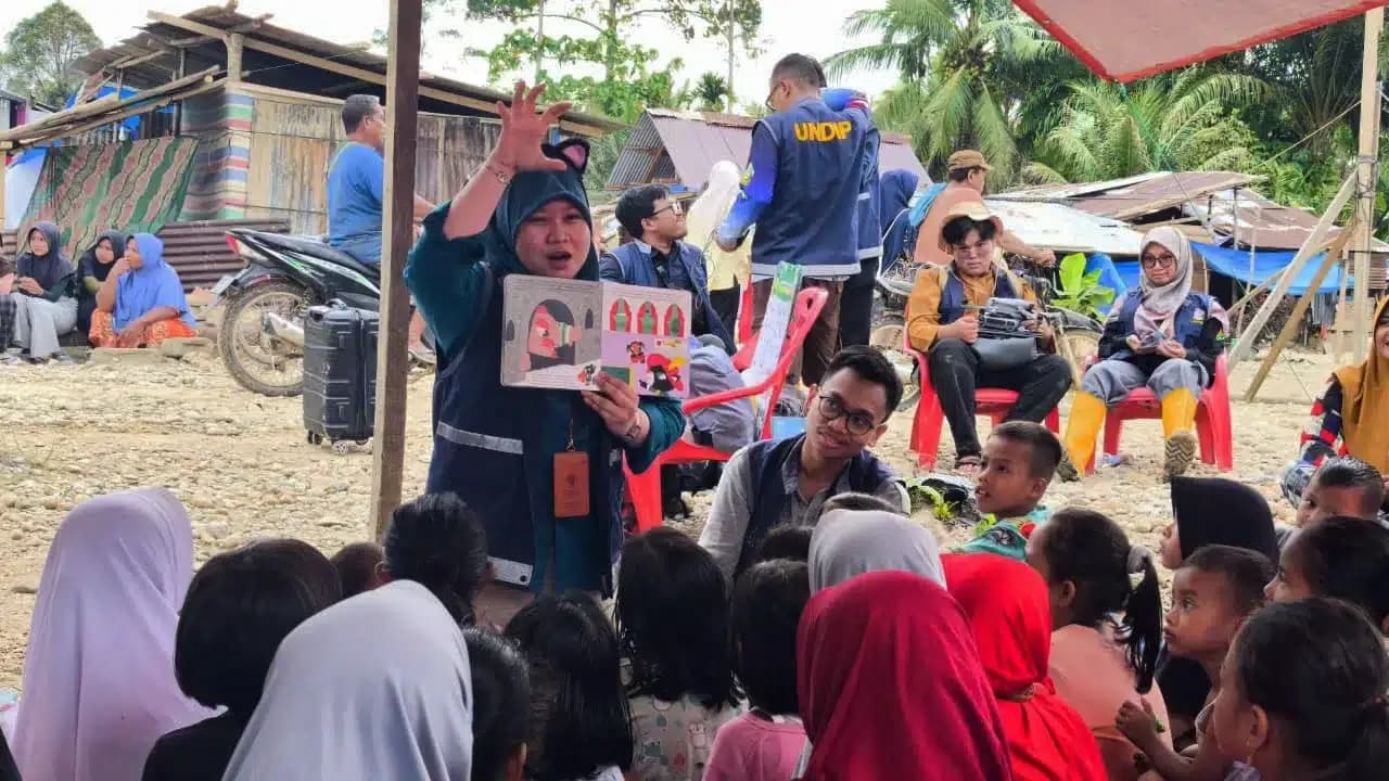 Tim Relawan Ke-5 UNDIP Beri Pendampingan Psikososial Anak Aceh Penyintas Bencana Banjir