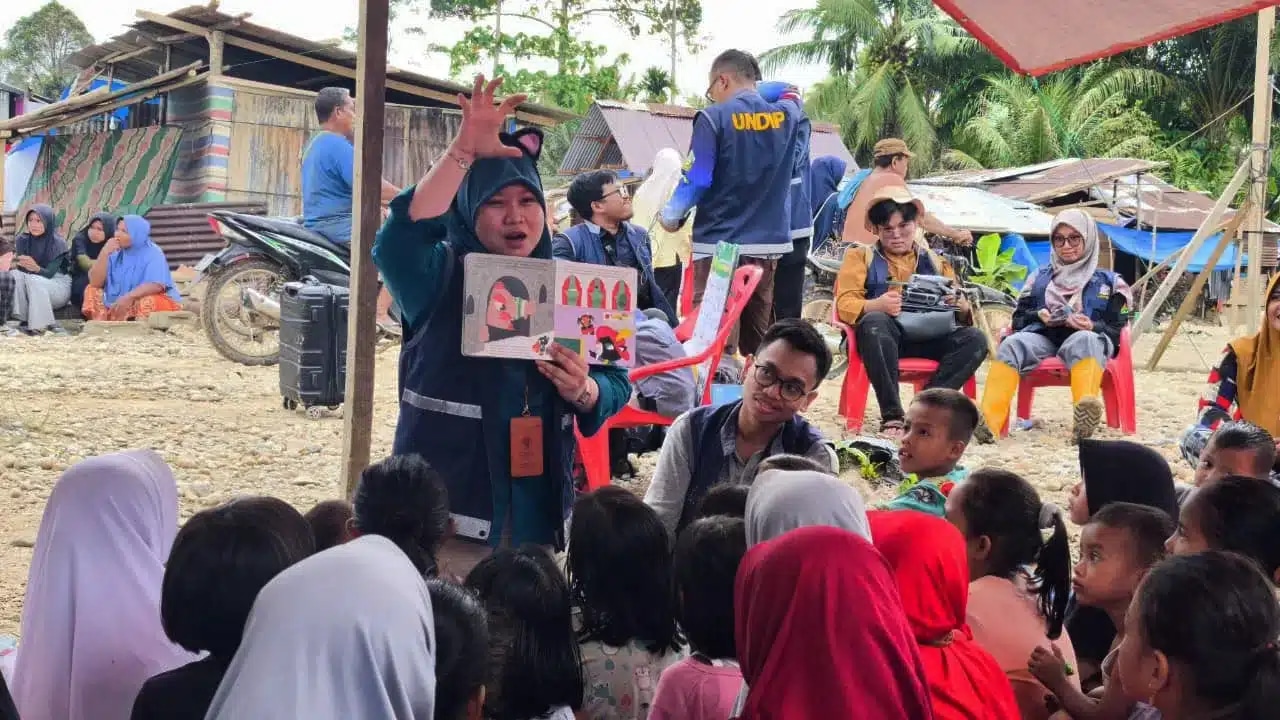 Tim Relawan Ke-5 UNDIP Beri Pendampingan Psikososial Anak Aceh Penyintas Bencana Banjir