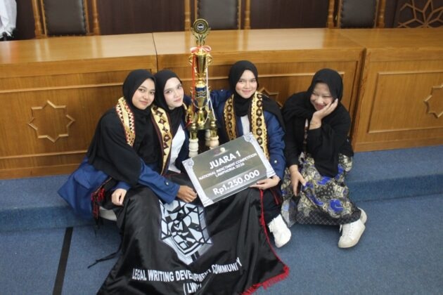 Mahasiswa UKMF LWDC FH Unila Juara I Kompetisi Surat Dakwaan Lawphoria UMY