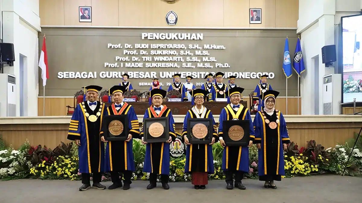 UNDIP Kukuhkan Empat Guru Besar: Sinergi Multidisiplin Penguatan Hukum yang Berkeadilan, Kesehatan, dan Bisnis