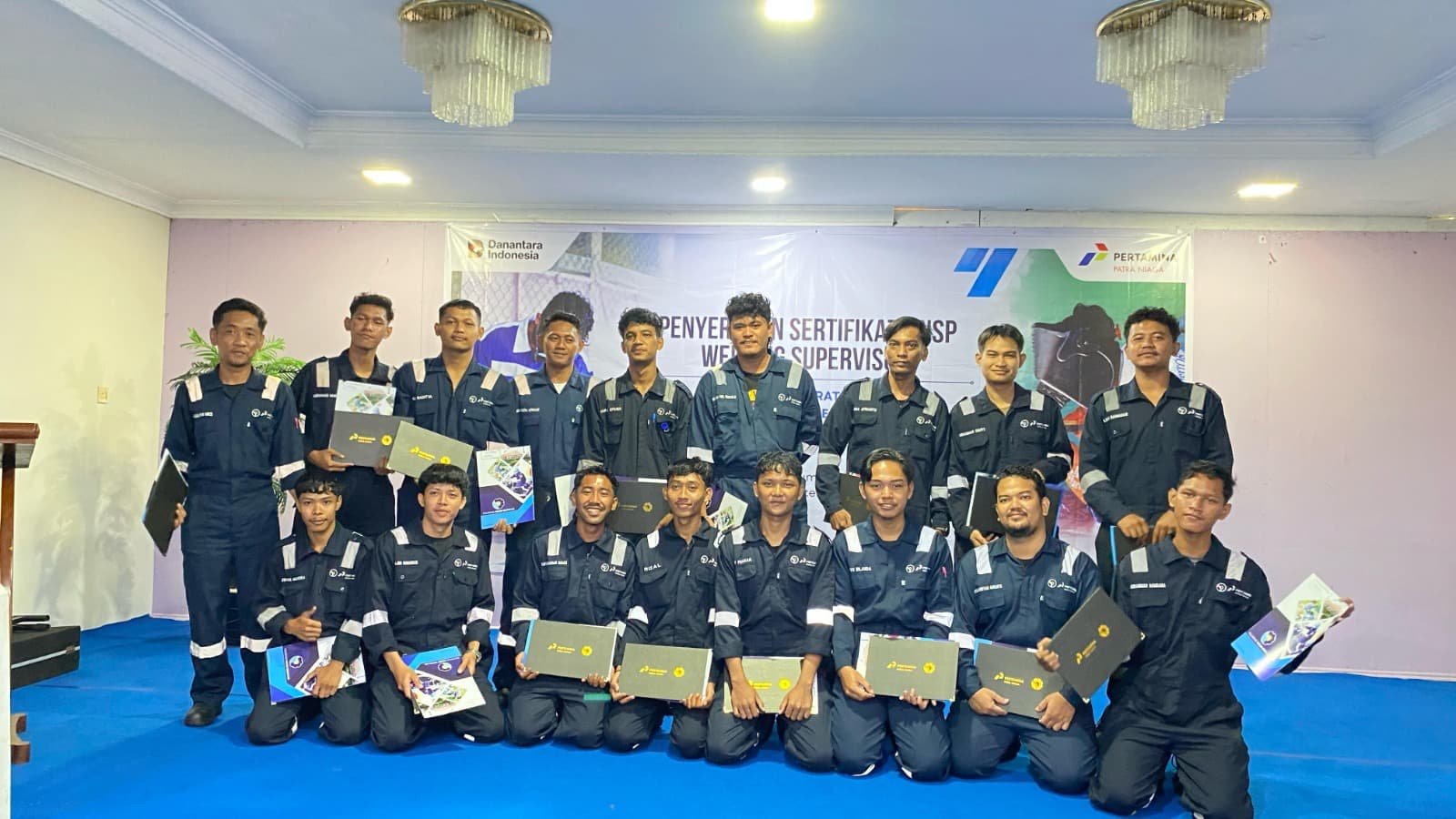 20 Peserta Program Bengkalis Mahir Terima Sertifikat BNSP Welding Supervisor dari LSP Polbeng