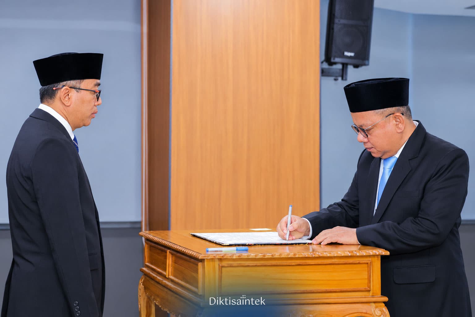 Lantik Rektor UHO, Mendiktisaintek: Riset Kampus Mesti Berbasis Potensi Daerah