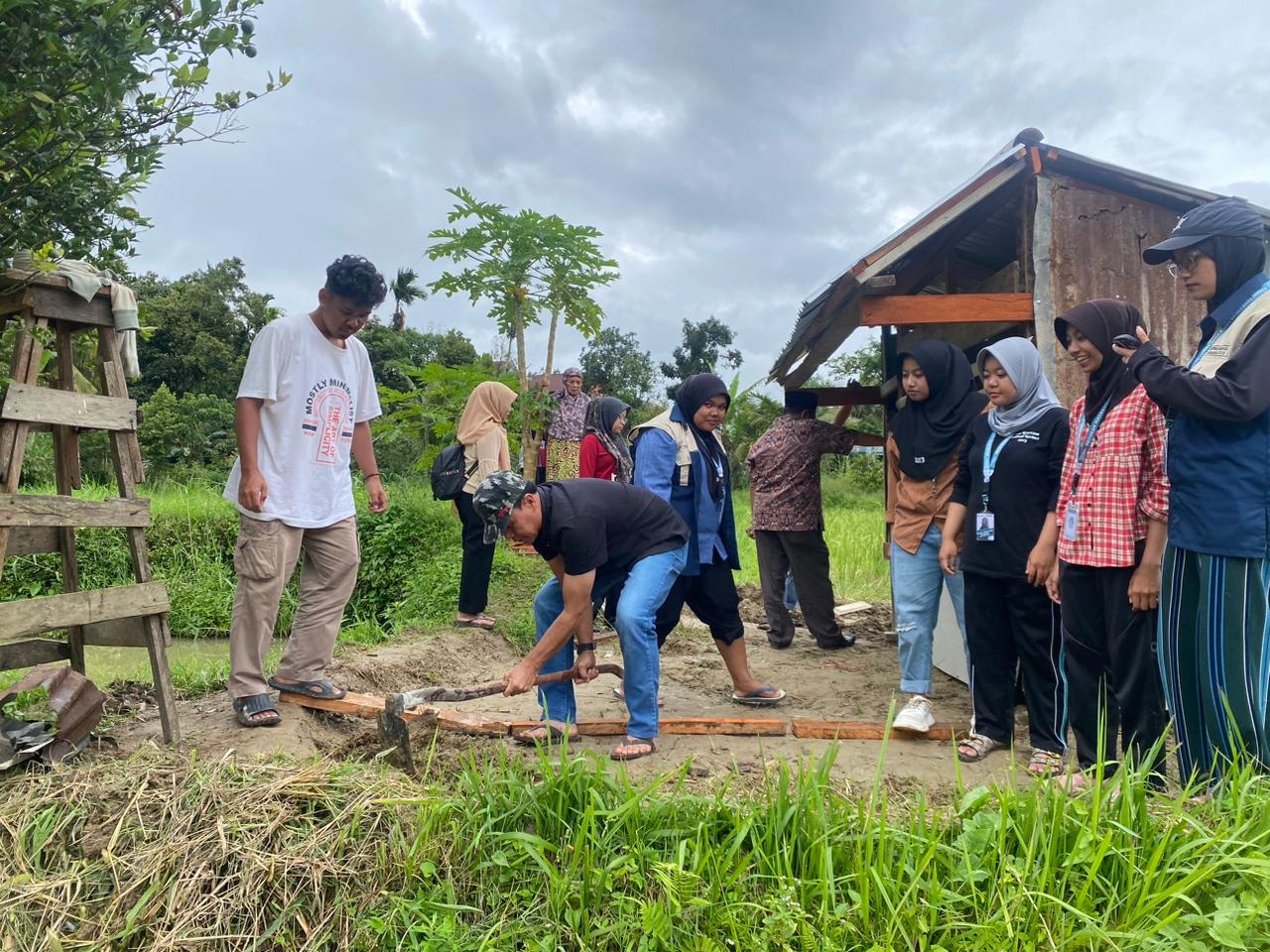 Mahasiswa Berdampak ISI Padangpanjang Gotong Royong Bangun Kandang Itik di Nagari Tambangan Tanah Datar