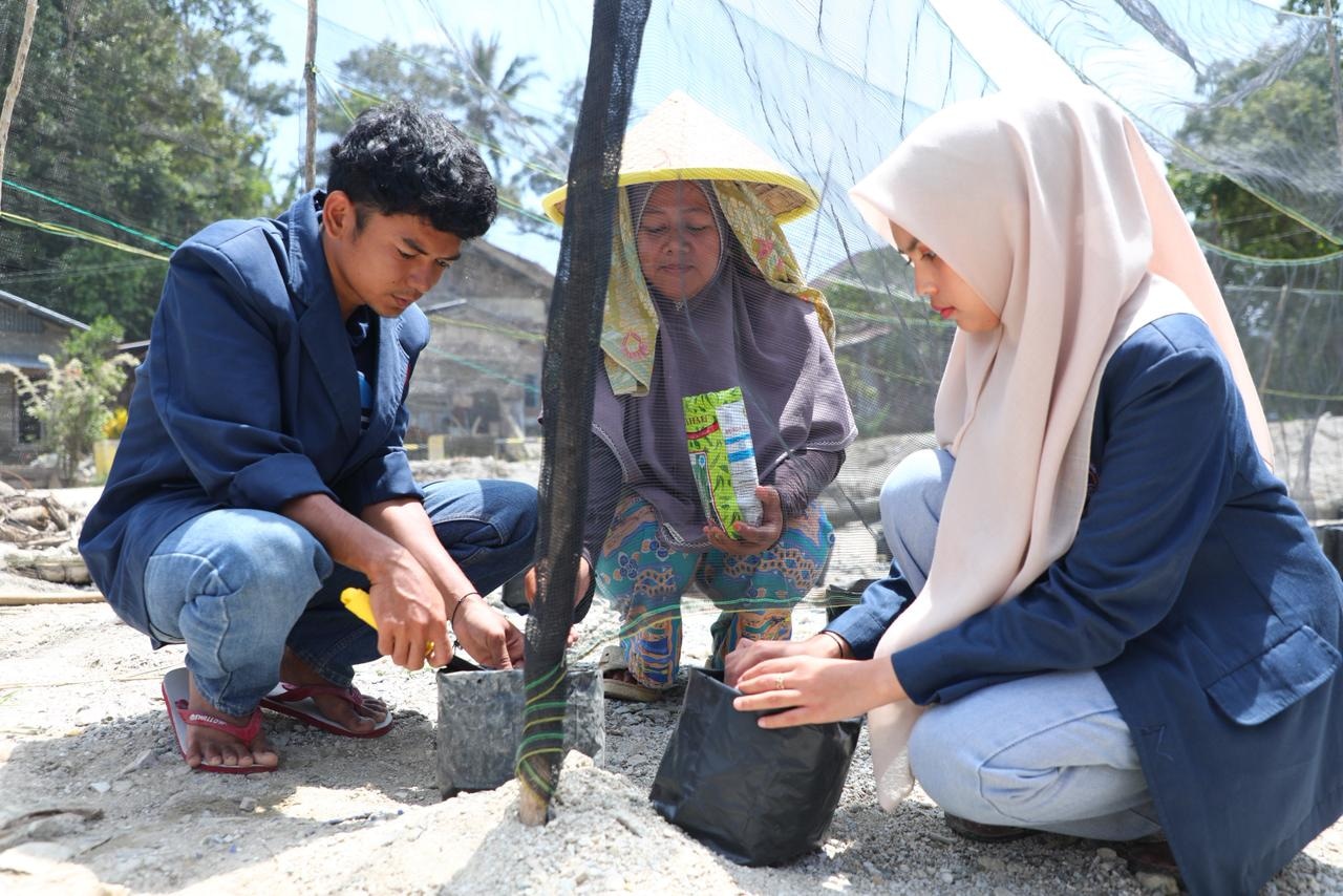 Mahasiswa Berdampak Restorasi Lahan dan Revitalisasi Ekonomi Lokal di Desa Tambangan Sumatra Barat