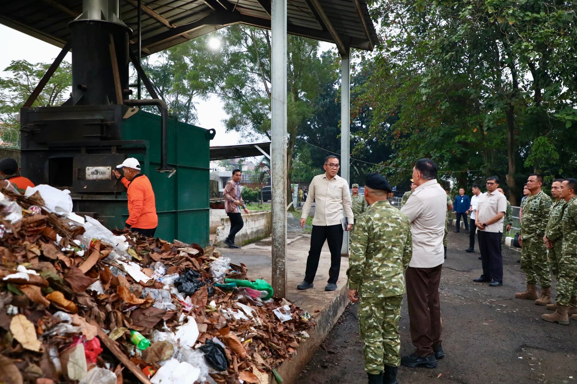 Mendiktisaintek dan Menteri Pertahanan Tinjau Pengolahan Sampah di Mabes TNI Cilangkap