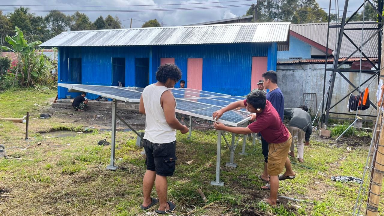 Sinergi Mahasiswa Universitas Teuku Umar dan TNI Pasang Panel Surya di Bener Meriah