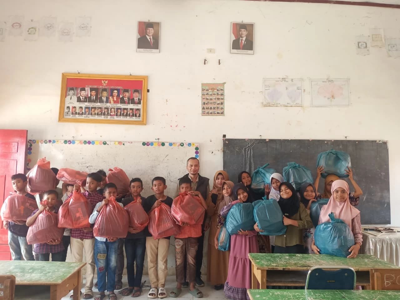 UTM dan Unimal Salurkan Bantuan Seragam dan Perlengkapan Sekolah untuk Siswa Terdampak Banjir di Aceh