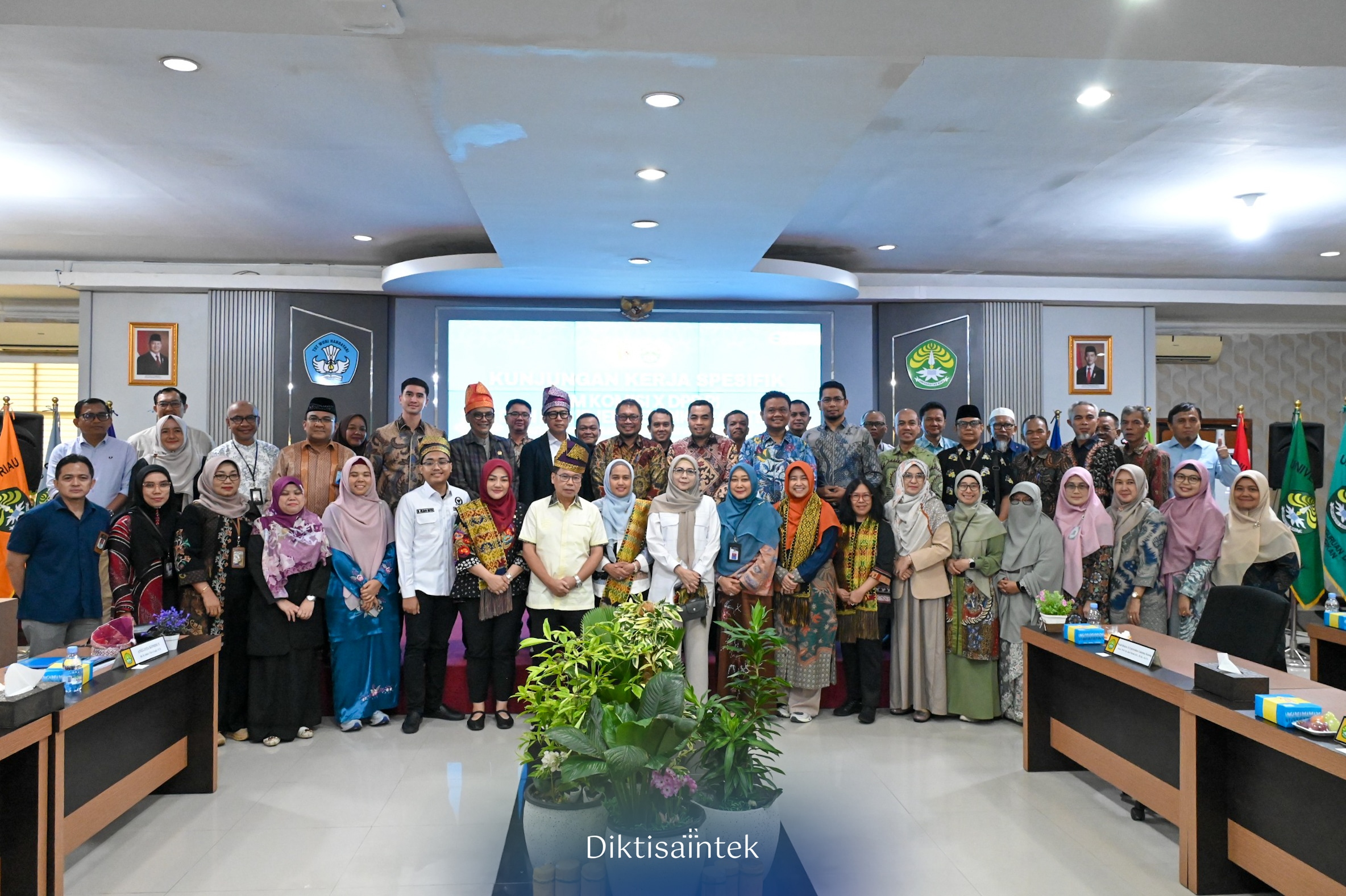 Kemdiktisaintek dan Komisi X DPR RI Bahas Pengaturan SPMB