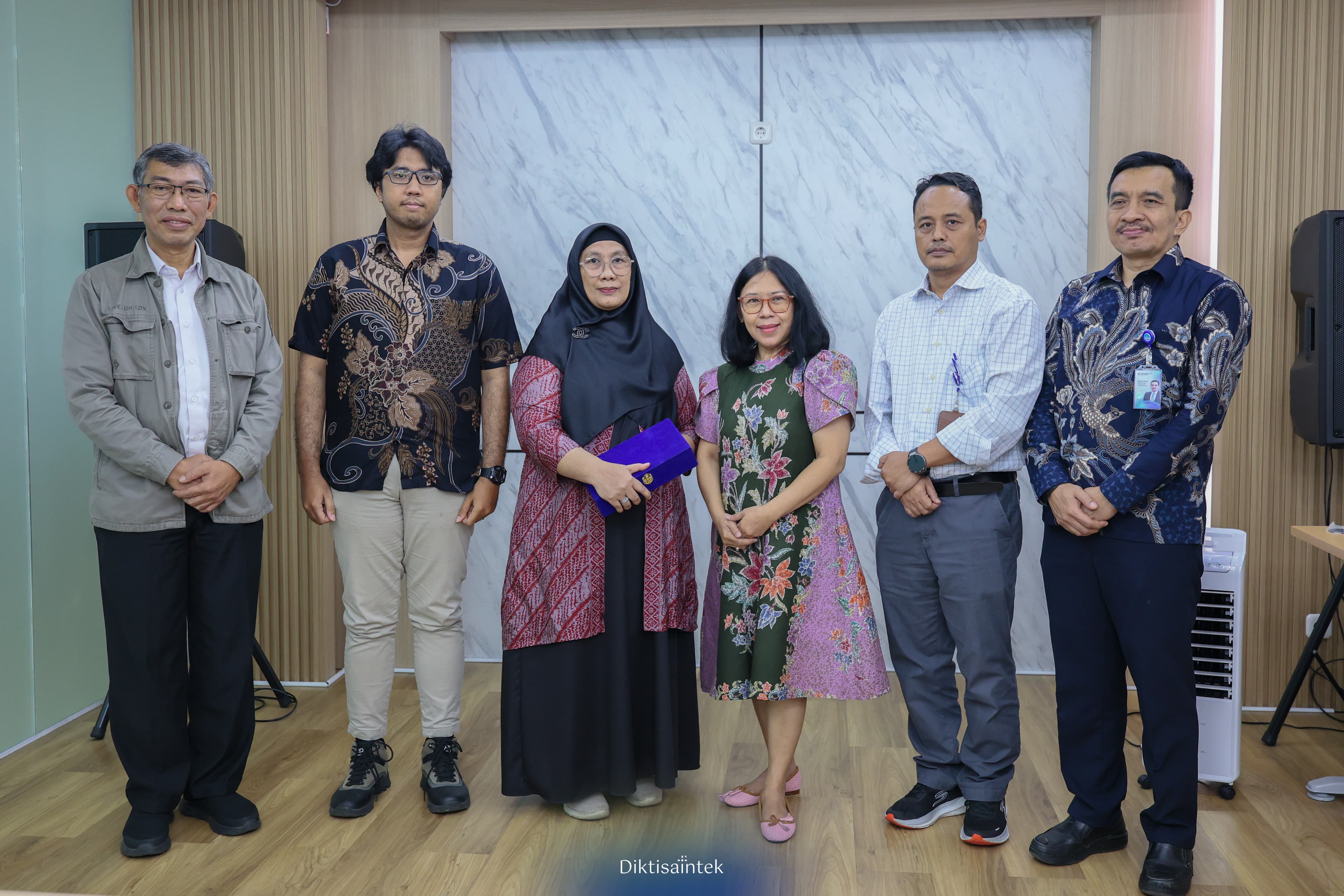 Penghargaan atas Dedikasi, Kemdiktisaintek Serahkan Kenaikan Pangkat Anumerta kepada Keluarga Alm. Nuke Nugraha