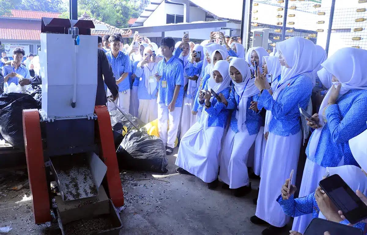 SMA 1 Karanganom Klaten Belajar Pengelolaan Sampah dan Lingkungan di TPST UNDIP