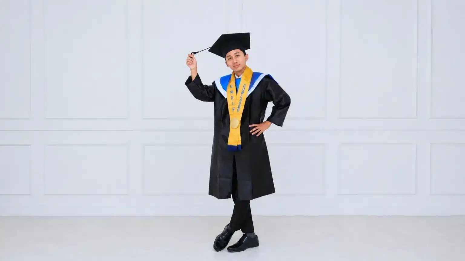 Hebat! Pato Sayyaf S.Si. Lulus Program Studi S1 FISIKA UNDIP di Usia 18 tahun