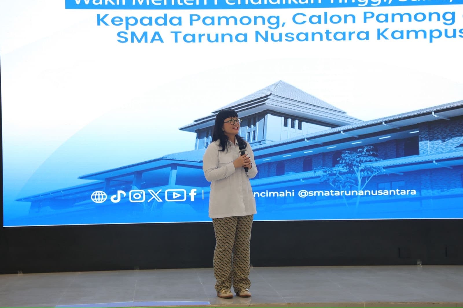Wamendiktisaintek Ajak Siswa SMA TN Kampus Cimahi Berani Bermimpi Besar