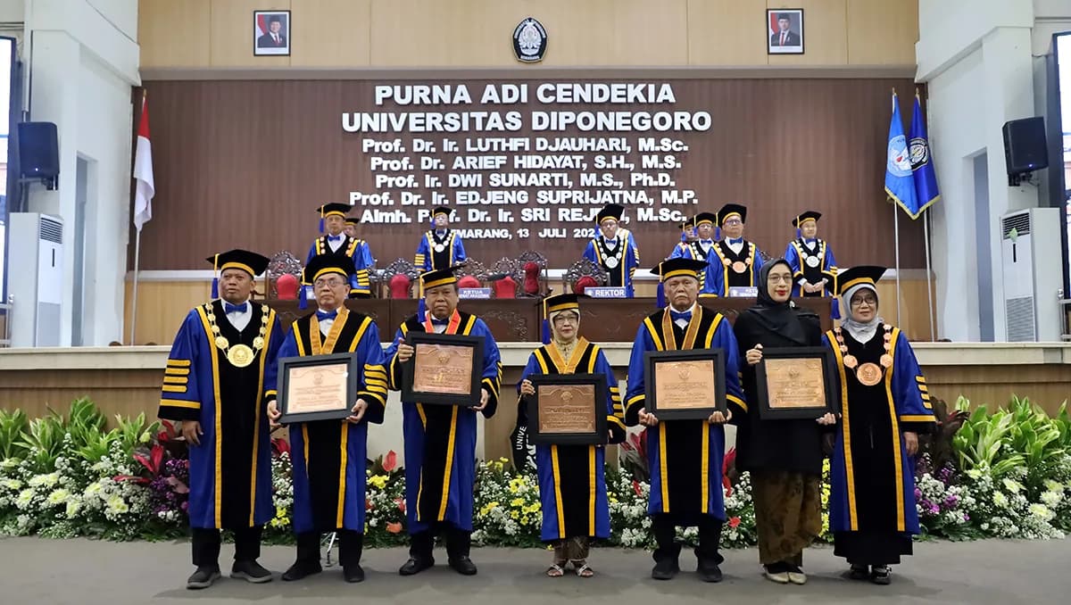 UNDIP Lepas Lima Guru Besar Terbaik dalam Upacara Purna Adi Cendekia