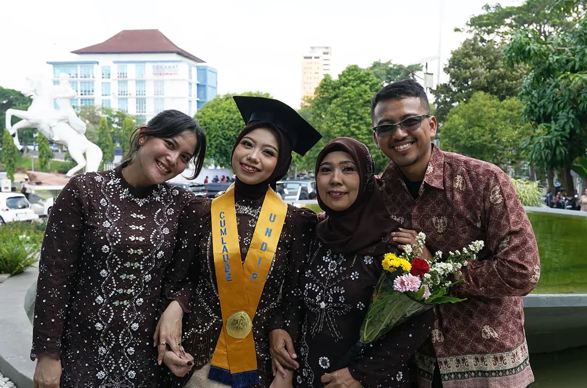 Wisudawati UNDIP, Anak Penjual Tenongan Sukses Raih Gelar Sarjana Terapan Logistik dengan Beasiswa KIP-K