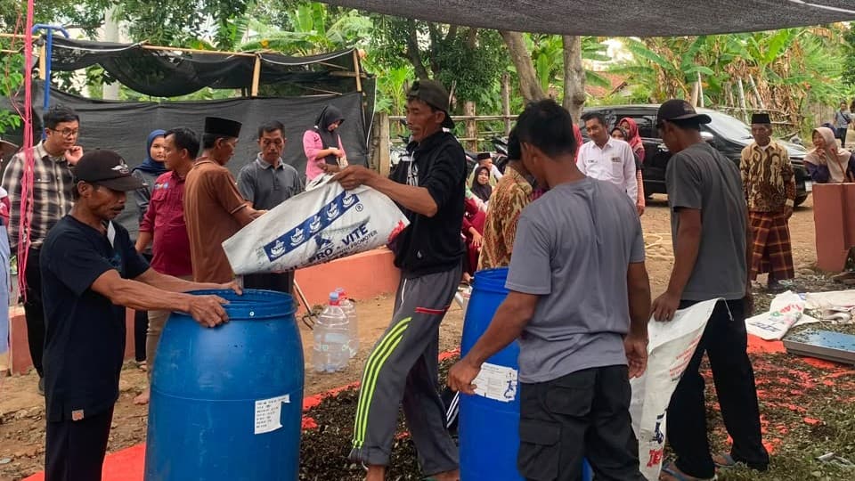 Polije Dampingi Petani Probolinggo Olah Daun Gamal Jadi Pakan Ternak dan Pupuk Organik