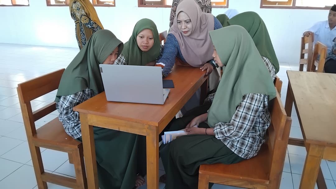 Dosen Polije Tingkatkan Kemampuan Bahasa Inggris Siswa MA Darul Kholili melalui Pembelajaran Interaktif