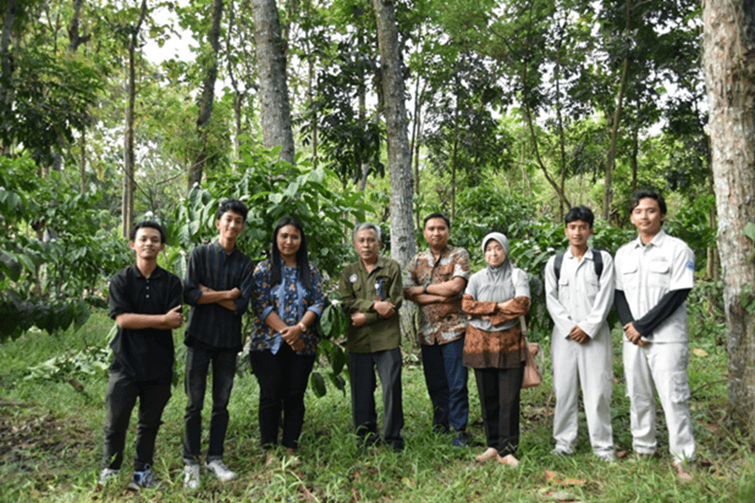 Dosen Polije Perkuat Kompetensi Mahasiswa lewat Pelatihan Pemeliharaan dan Pengukuran Kopi Robusta