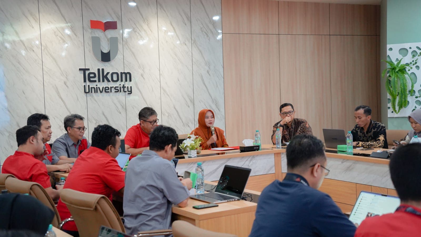 POLTERA Perkuat Kolaborasi Tri Dharma melalui Kunjungan ke Telkom University Surabaya