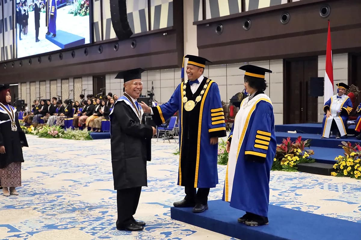 Tak Ada Kata Terlambat, Siahaan Raih Gelar Doktor di FIB UNDIP di Usia 73 Tahun