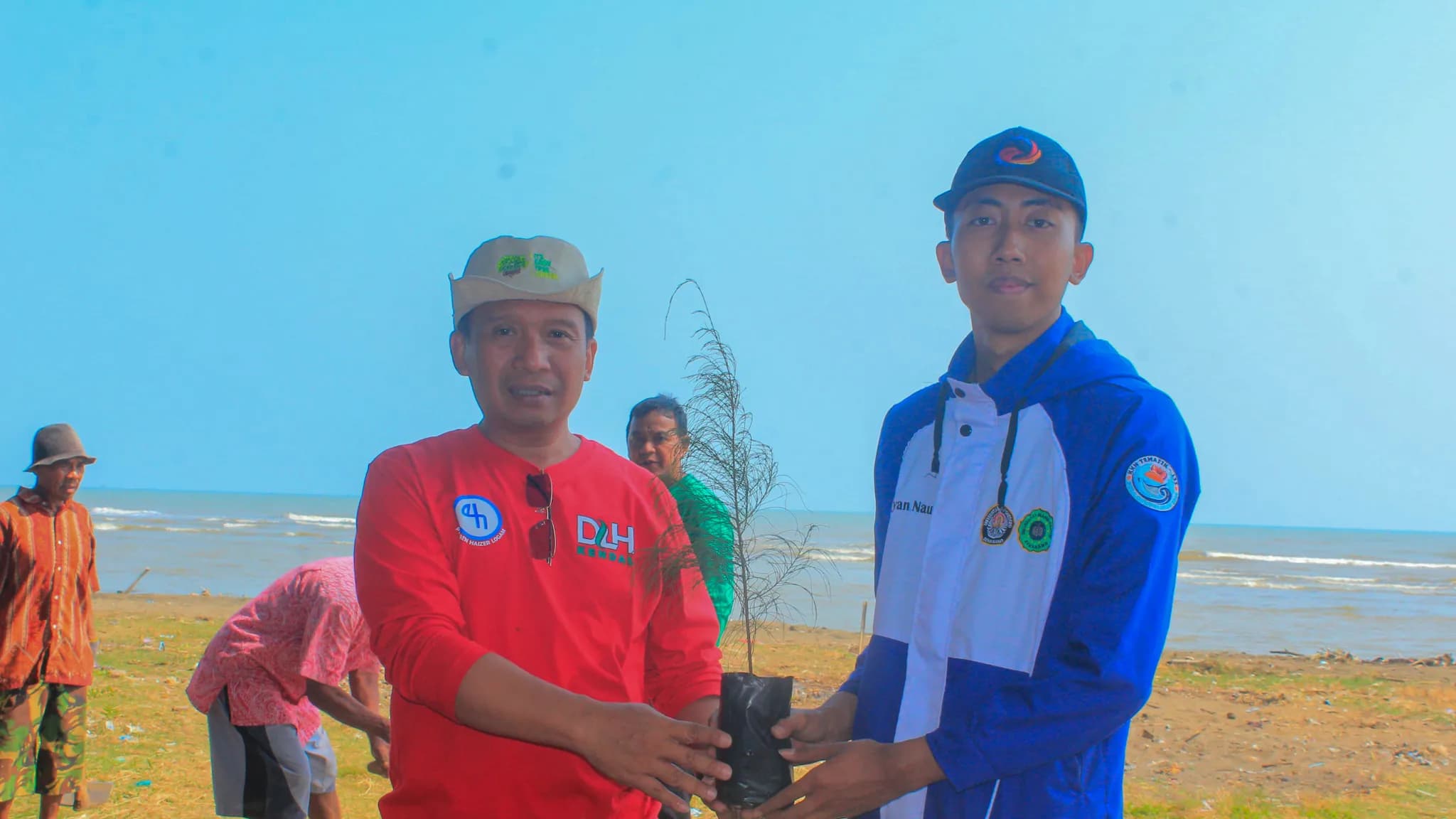 Aksi Hijau di Pesisir: KKN T 133 UNDIP dan UNWAHAS Selenggarakan Green Action di Pantai MORIS