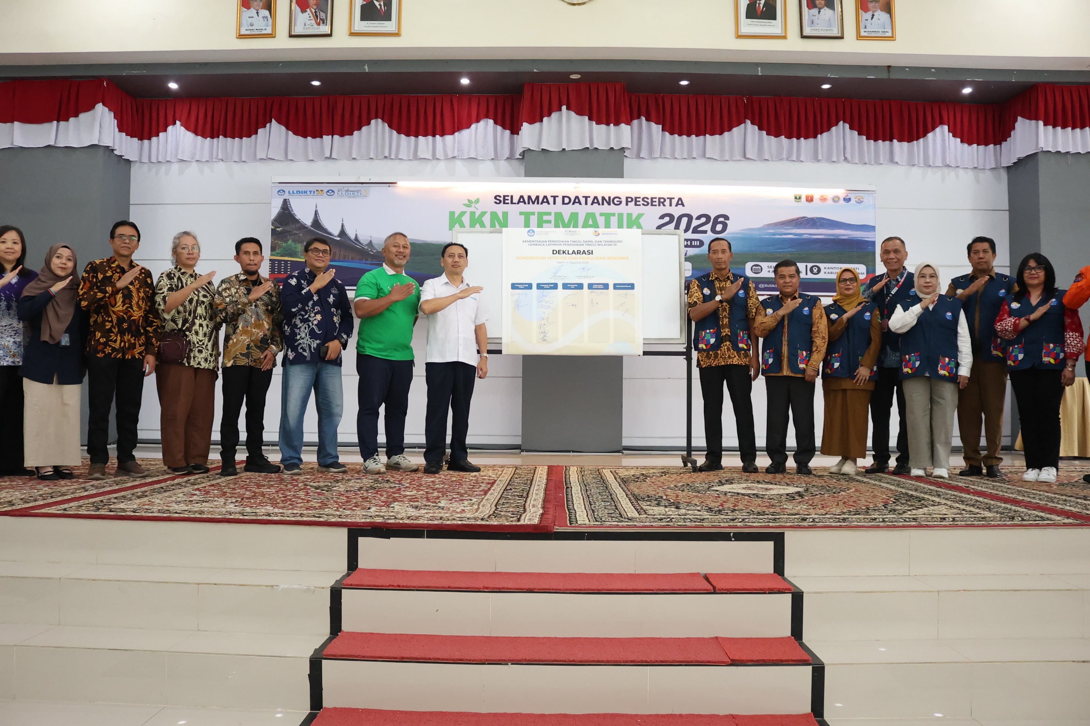 Wamendiktisaintek Fauzan Lepas Mahasiswa KKN Tematik Sumatera Barat Kebencanaan, Dorong Perguruan Tinggi Jadi Pemberi Solusi bagi Masyarakat