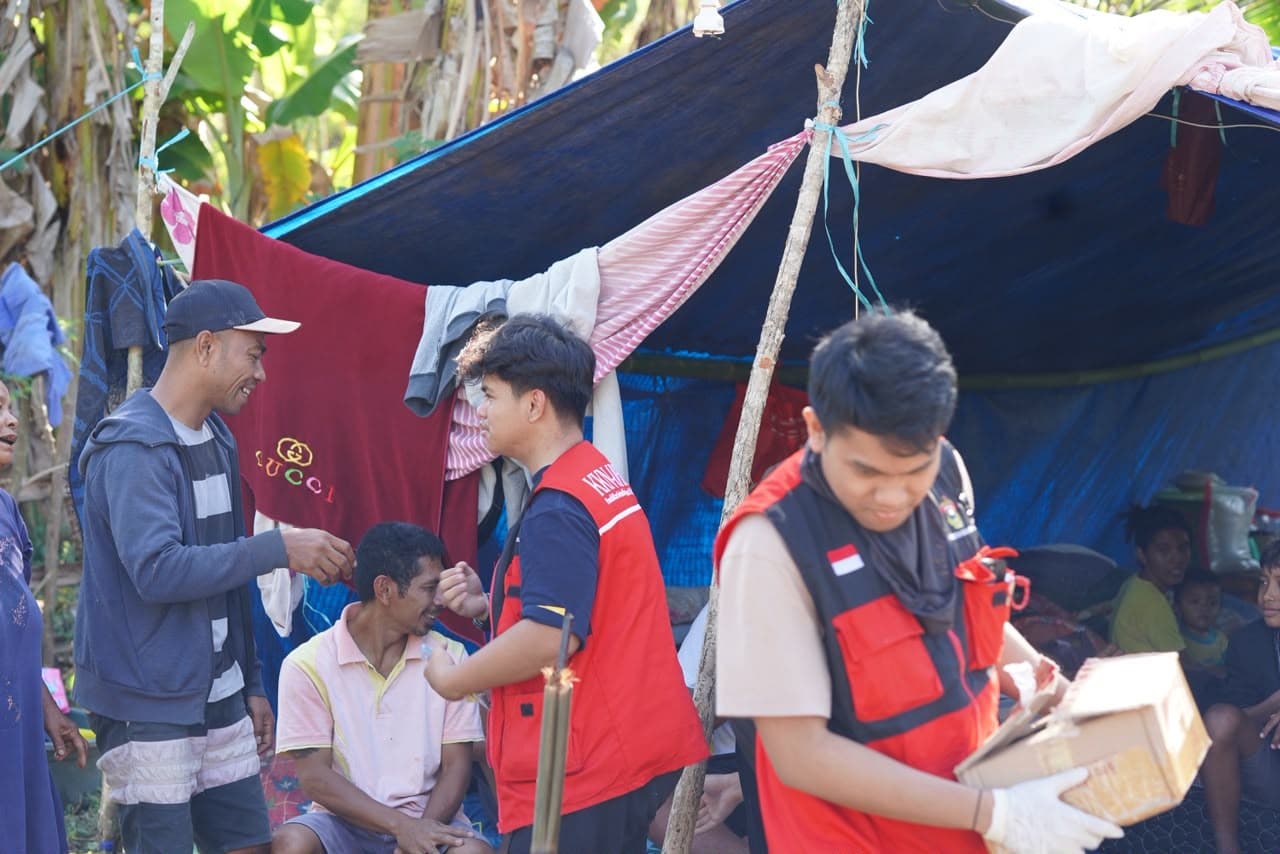 Dua Ketua BEM Unhas Turun Langsung Bantu Warga Terdampak Bencana di NTT