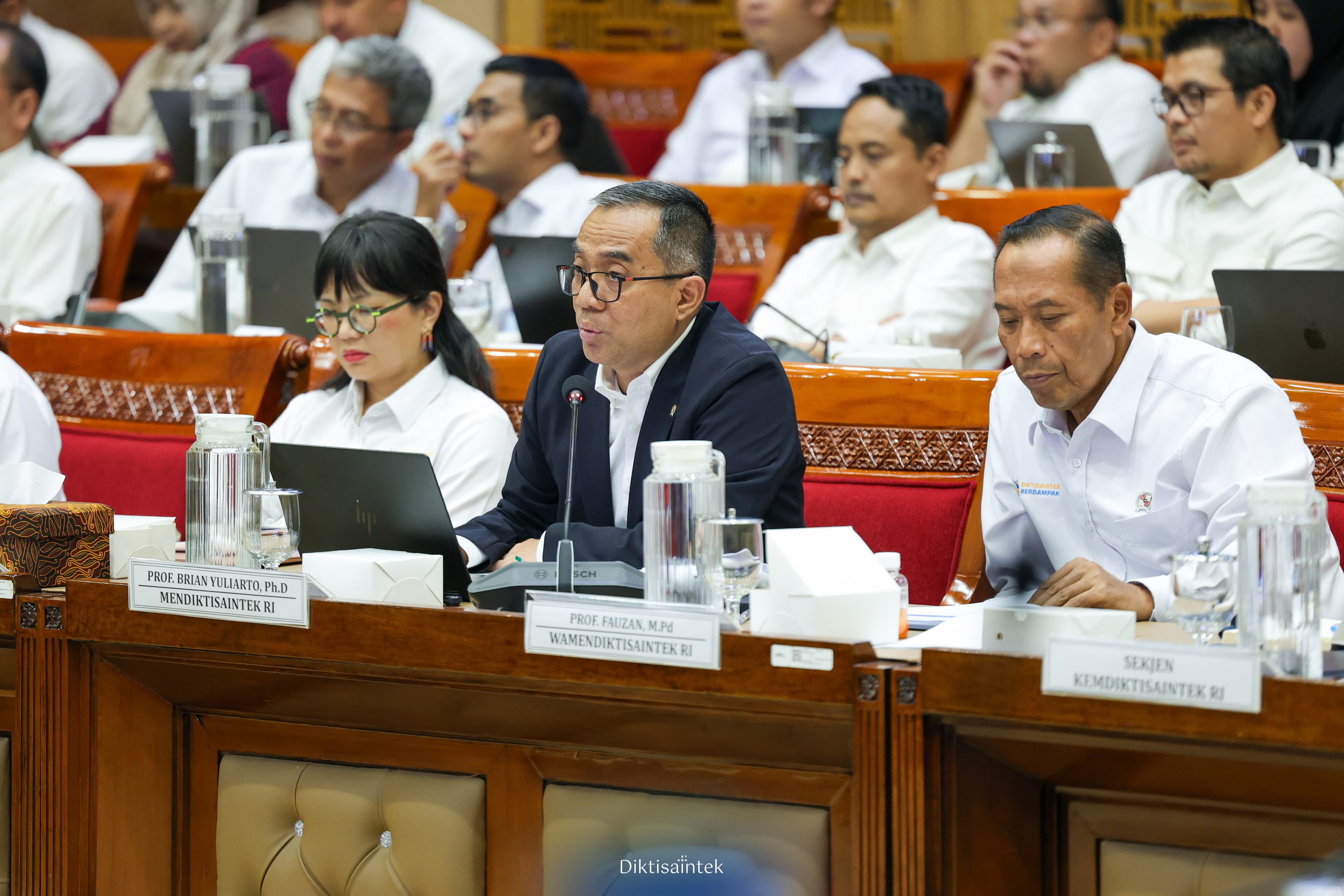 Perkuat KIP Kuliah, Mendiktisaintek Sampaikan Penyesuaian Anggaran 2027 kepada Komisi X DPR RI