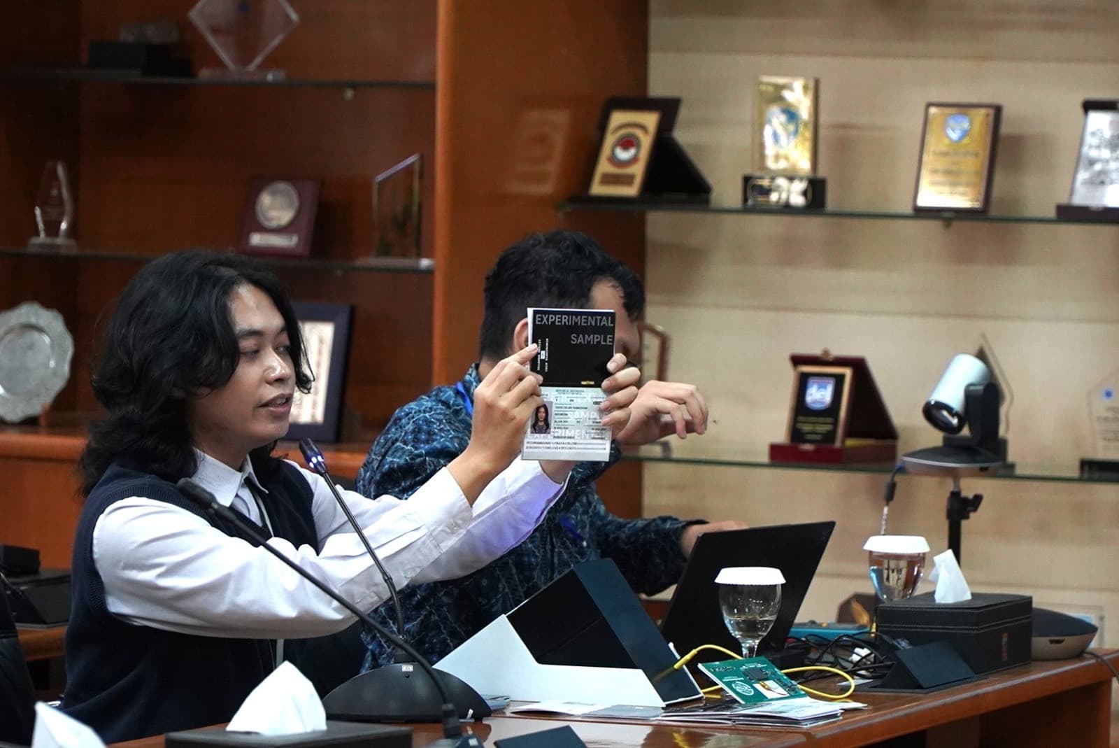 Kemdiktisaintek Dorong Hilirisasi Riset Chip Paspor Elektronik melalui Kolaborasi ITB dan PERURI