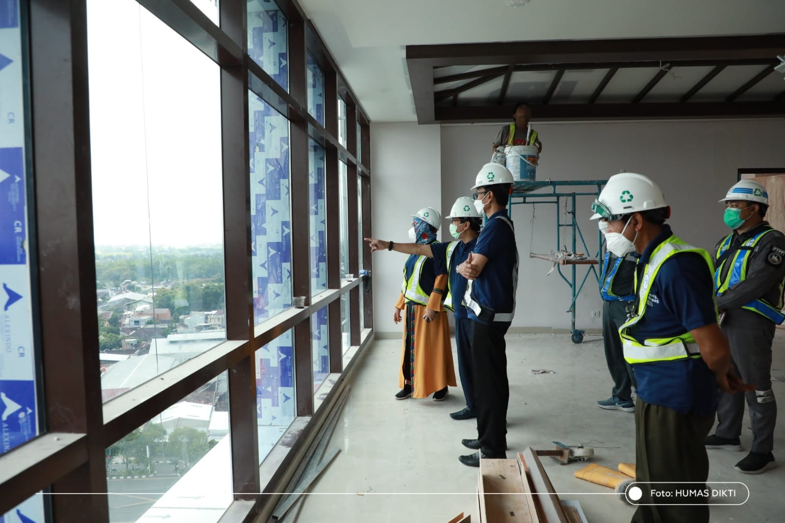 Tangkapan Lensa-plt. Dirjen Diktiristek meninjau pembangunan UNS Tower di lingkungan Kampus UNS