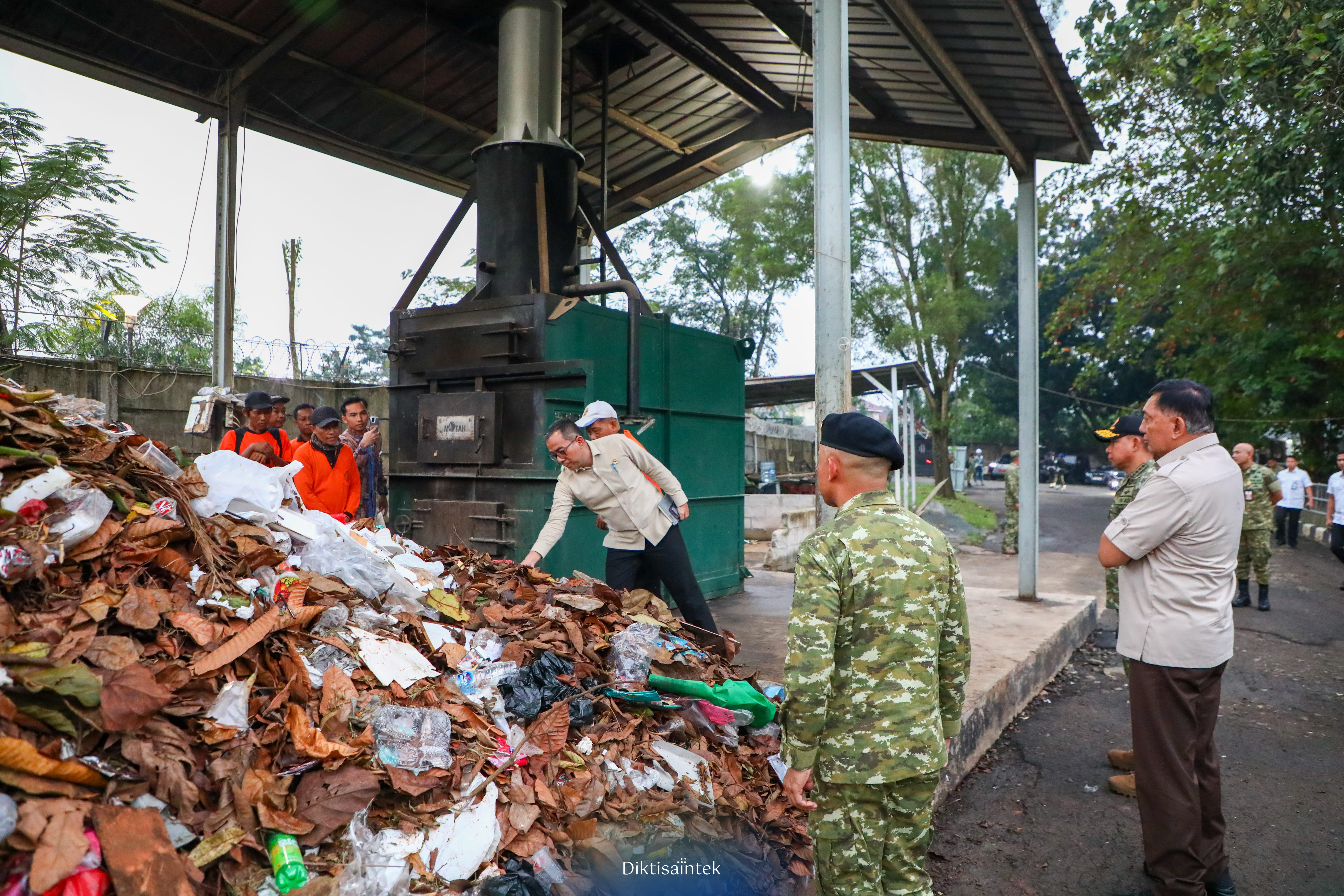 Mendiktisaintek dan Menhan berkunjung ke TPS3R Motah Delta 4 ZW Mabes TNI Cilangkap